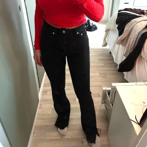 Svarta jeans med slits  - Använd fåtal gånger