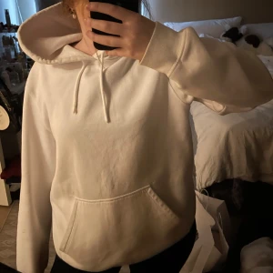 Hoddie - Basic vid hoddie från hm, storlek M Har några små fläckar precis vid magfickan 