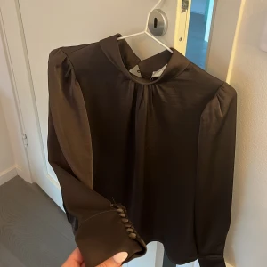 Blus  - Säljer denna bruna blus från Neo Noir som är använd en gång🥰