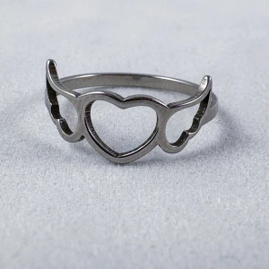 Läcker ring i rostfritt stål - En ring i rostfritt stål med en diameter på ca 18 mm