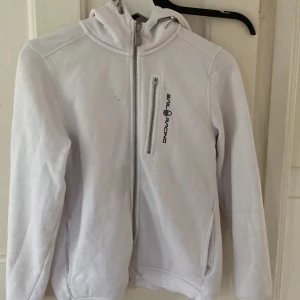Sail racing hoddie - Säljer min sail racing hoddie då den inte används längre 