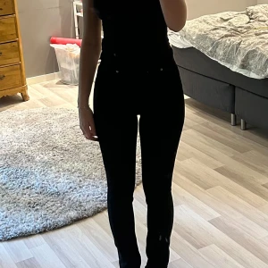 Jeans  - Svarta bootcut jeans ifrån gina tricot 