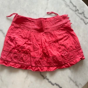 Minikjol - Minikjol i en mörkrosa likt röd färg, storlek S (5)