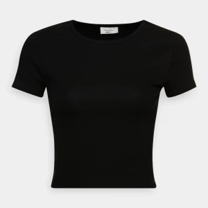 Ribbed black croptop- Gina Tricot - | Svart kortärmad topp med ribbade ärmar och krage | Strl: Xs | Pris kan diskuteras | Skick: bra |Köparen står för frakten | Kolla gärna igenom mina andra annonser också 🥰