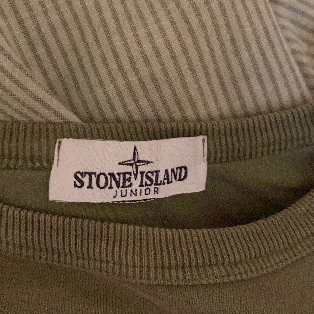 Hej säljer nu denna Stone island tröja som ej kommer till användning, skick 7/10 storlek 170cm, Köpt på nk i Göteborg så 100% äkta, Hör av dig via frågor eller via köp 🫶🏻. Hoodies.