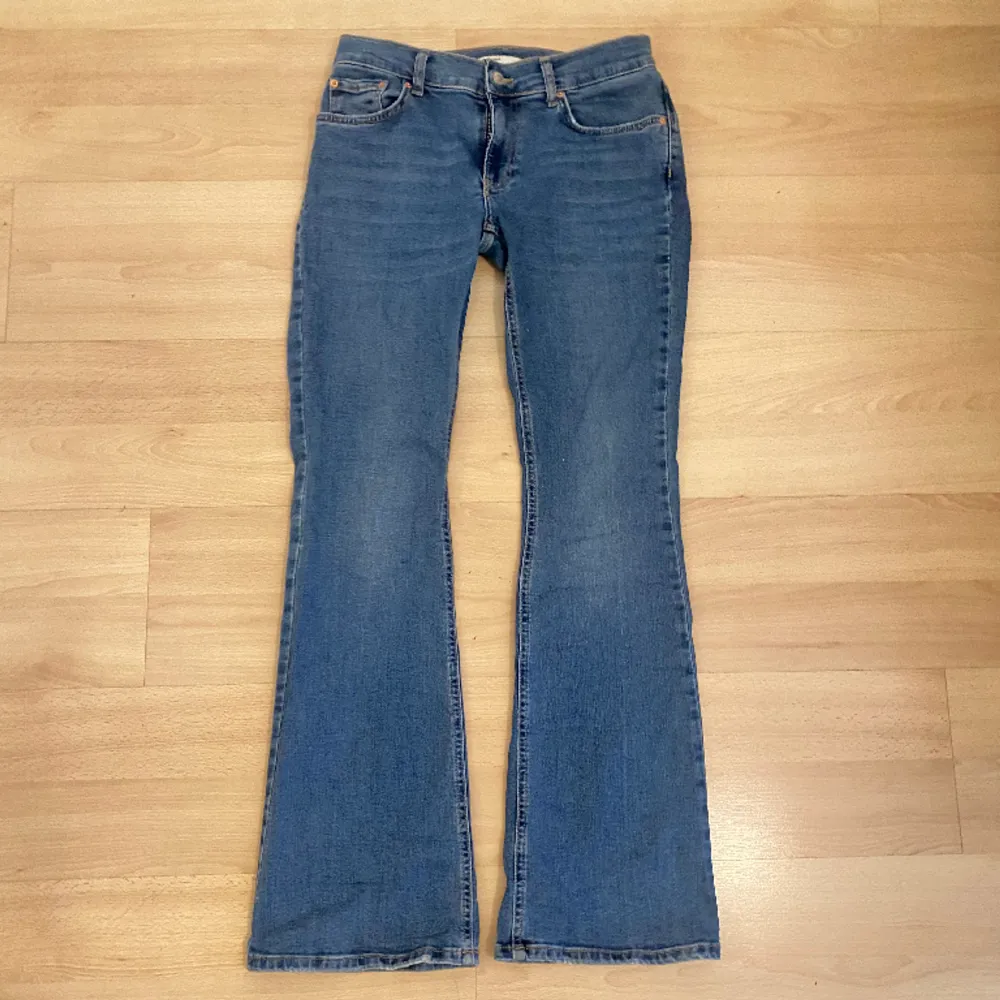 Super fina flared lågmidjade jeans från gina tricot . Jeans & Byxor.