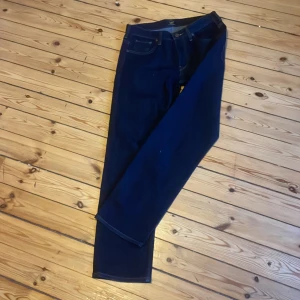 Lee-Jeans ”Powell” - Ny utan prislapp. Storlek W30 L30. Lee Modell Powell. Marinblå. Unisex. Straight/Slim fit jeans.