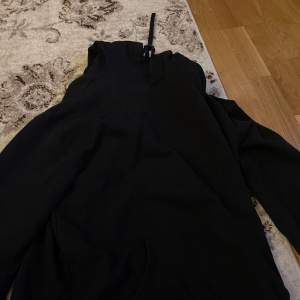En vanlig svart hoodie 