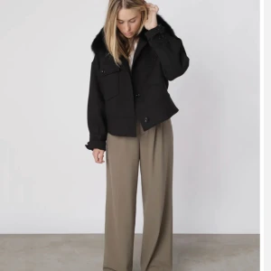 Meotine jacka  - Meotine jacka, knappt använd, storlek xs/s, skriv för egna bilder 💗