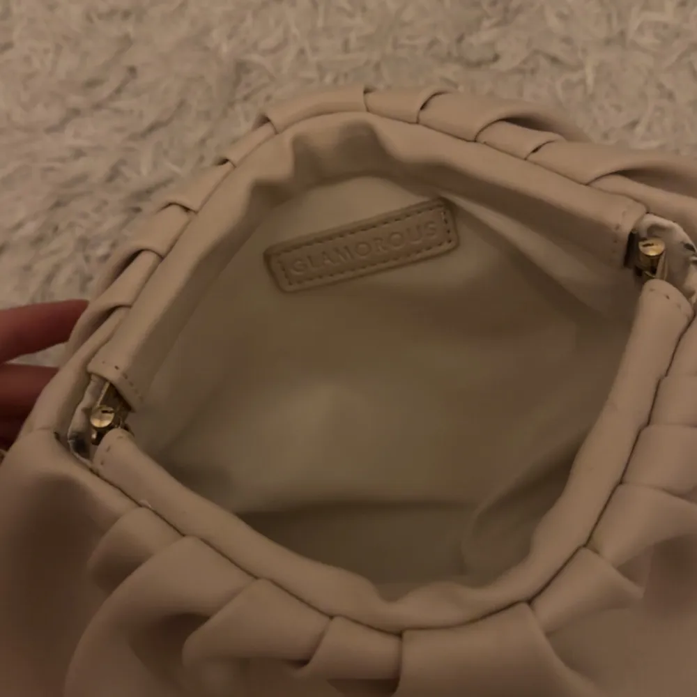 Jättefin väska som är köpt från Nelly (tror märket är glamorous) använd 1 gång så som gott som ny 🤍. Väskor.