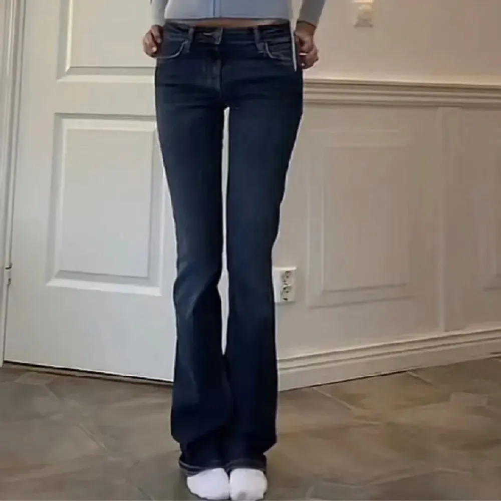 Säljer mina mörkblåa zara jeans. Jag brukar ha 36 i byxor och dom sitter bra på mig och är 168. Finns inte på zara längre😍. Jeans & Byxor.