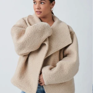 Teddy jacka - Super söt teddy jacka från Ginatricot, helt oanvänd och prislapp finns kvar🫶🏼, säljer då jag köpte 2 storlekar💞