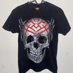 T-shirt - Köpte på humana detaljerna glittrar 