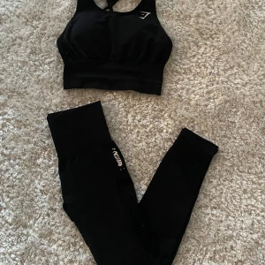 Gymshark träningsset  - Säljer mitt fina gymshark set som inte kommer till användning längre.  Fint skick förutom att gymshark texten försvunnit lite.  Storlek xs/s