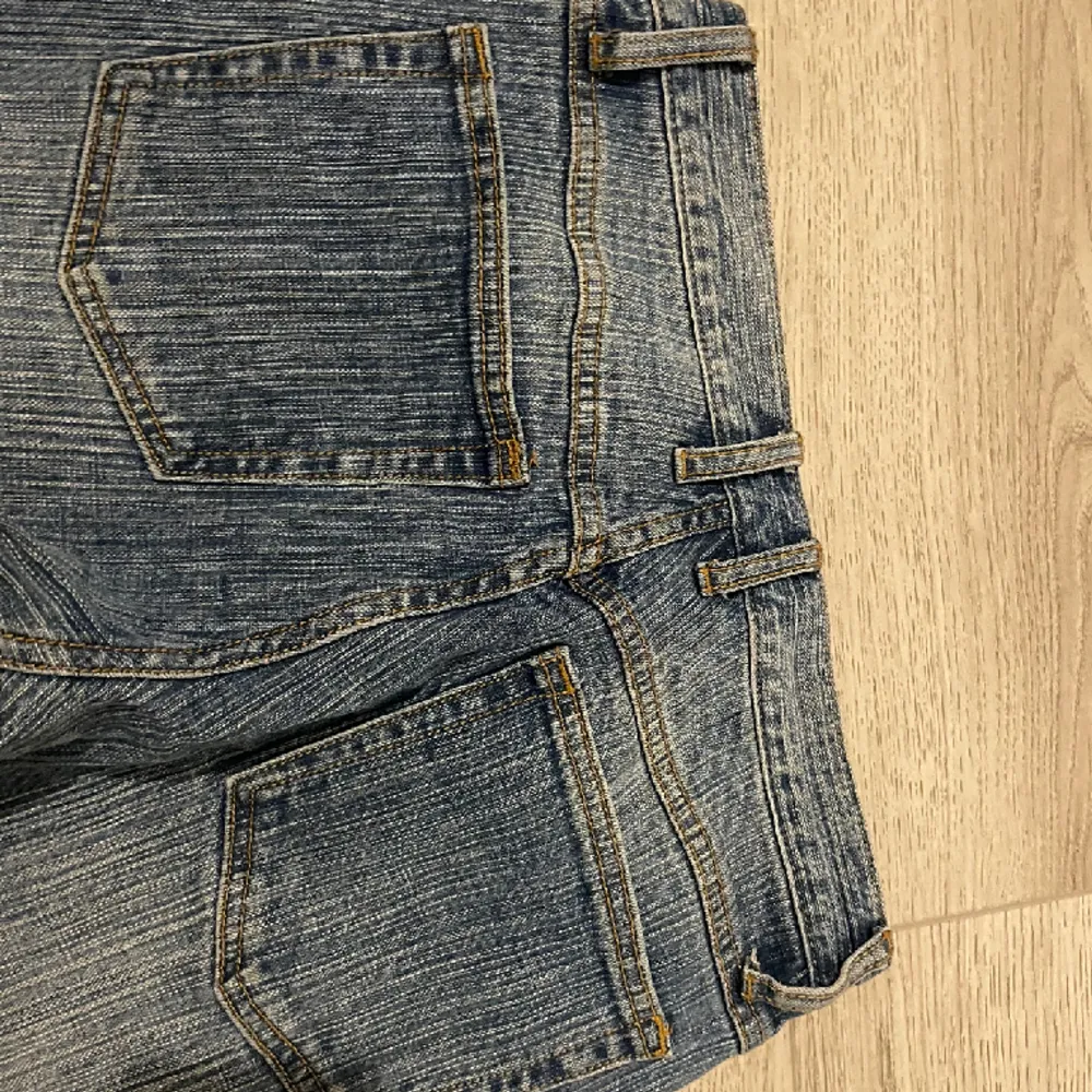 Lågmidjade jeans i onesize från Brandy Melville🤍De är använda men i bra skick! Säljer pga att de inte kommer till användning. Pris kan diskuteras . Jeans & Byxor.