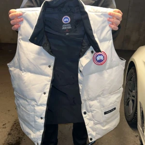 Canada goose väst vit, storlek M  - Helloo, nu vill min kille sälja sin snygga canada goose väst som han fick i present i storlek M & i färgen vit. Köpt för 6 tusen men lägger ut den för 1500 kr då han haft den några år. Priset är inte hugget i sten så det går absolut att diskutera:)