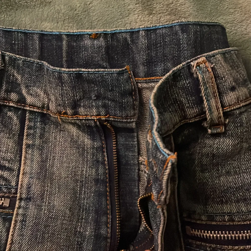 Fett coola jeans från B.S.T Har ingen knapp men man kan väll fixa det på nått sätt🤷🏻‍♀️ kontakta mig om frågor! Knappast andvända . Jeans & Byxor.