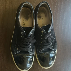 Lanvin skor - Säljer mina lanvinskor i storlek 43. Använt de i cirka ett år och säljer de för fick nya skor i julklapp. Relativt bra skick.  De är mörkblå men det fanns inte som färg att klicka i.