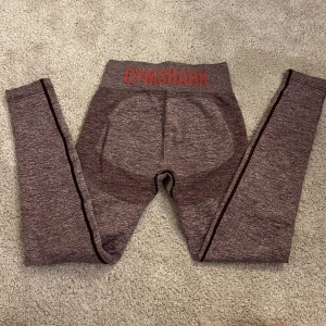 Gymshark tights  - Jättesnygga tights från Gymshark som tyvärr är för små för mig. Superfint skick!