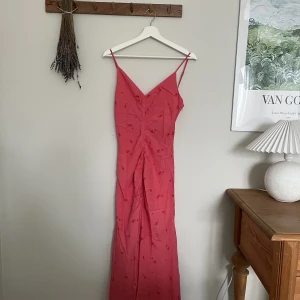 Adoore klänning  - Säljer en adoore klänning i storlek 36! Helt ny med prislapp kvar, säljes då den tyvärr inte passar och försent att lämna tillbaka… superfin och skön i kvaliteten💗
