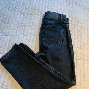 Svarta jeans från Zara i storlek 38. Knappt använda då de är för stora