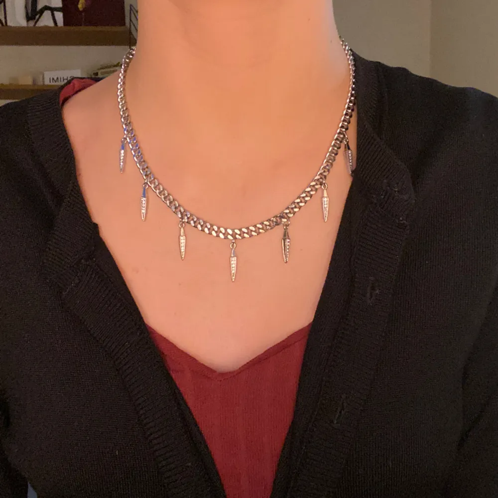 Säljer detta snygga halsband som liknar ett från Maria Nilsdotter, säljer på grund av att jag inte använder silver ❤️aldrig använt bara testad !. Accessoarer.