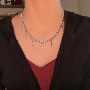 Säljer detta snygga halsband som liknar ett från Maria Nilsdotter, säljer på grund av att jag inte använder silver ❤️aldrig använt bara testad !