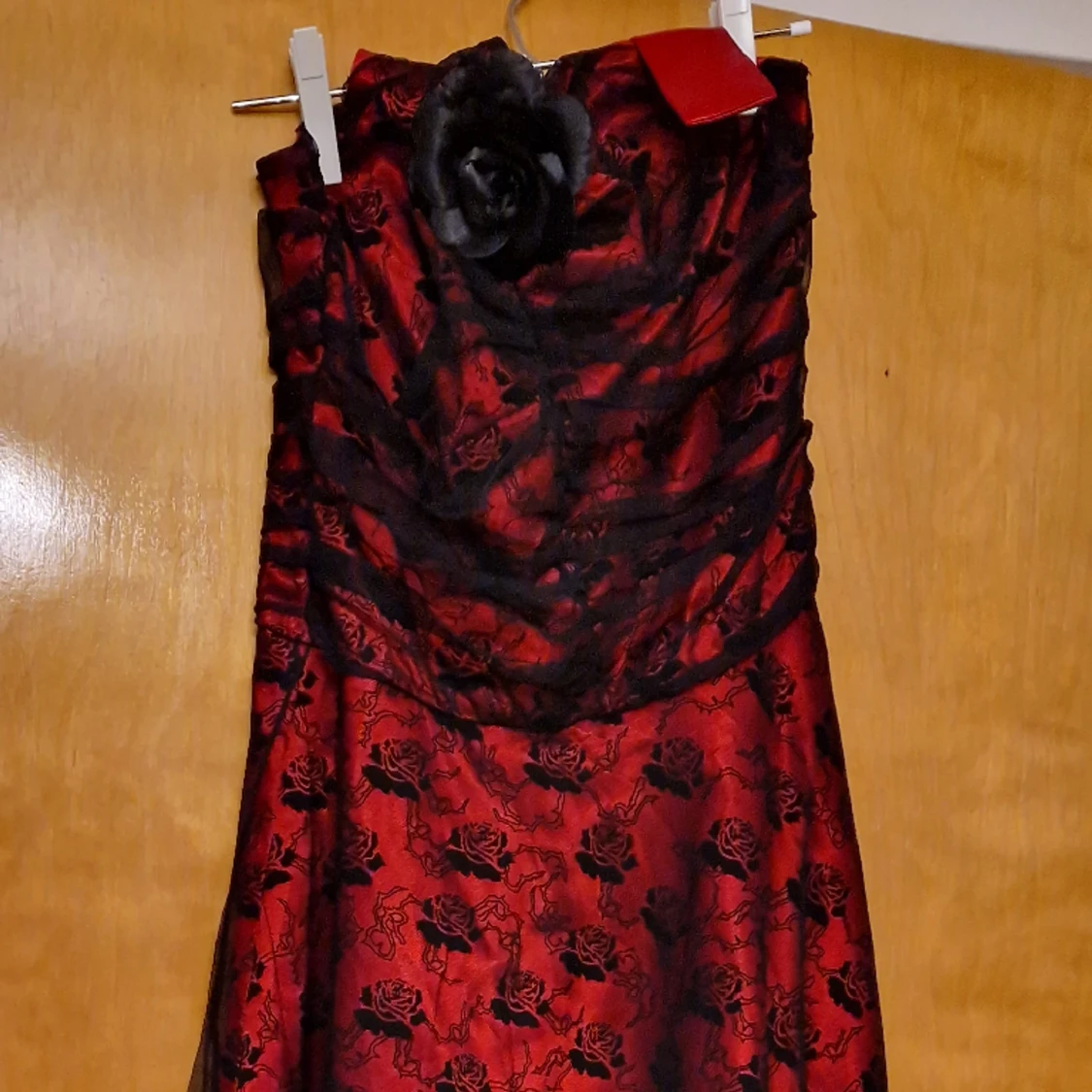 Rödsvart blommig klänning
