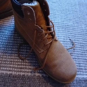 Fodrade mockakängor 42 - Fodrade mockakängor, stlk 42. Begagnade, men i bra skick.