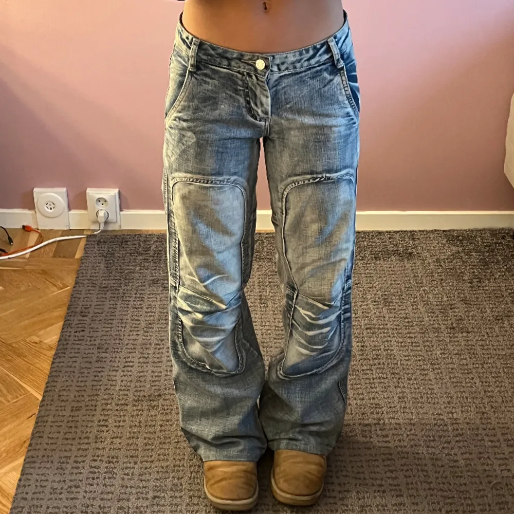 Supersnygga jeans som jag knappt använt. Jag är 160 för referens🤍. Jeans & Byxor.