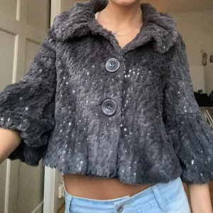 FuskPäls bilder/kofta - Så snygg päls kofta/bolero jättesnygg o ha t tex fest med ett najs linne under❤️