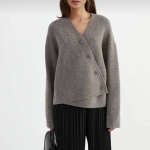 & other stories kofta - Säljer min & other stories kofta som har gansk unik design. Den är krämvit och inga defekter. Nypris 990 kr o går inte o köpa längre. 