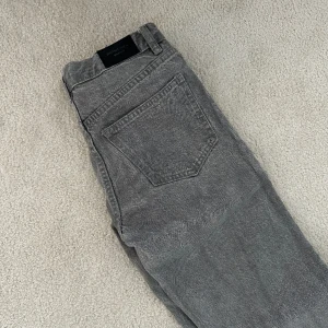 Grå jeans - Tyvärr blivit för små för mig, bra skick. 