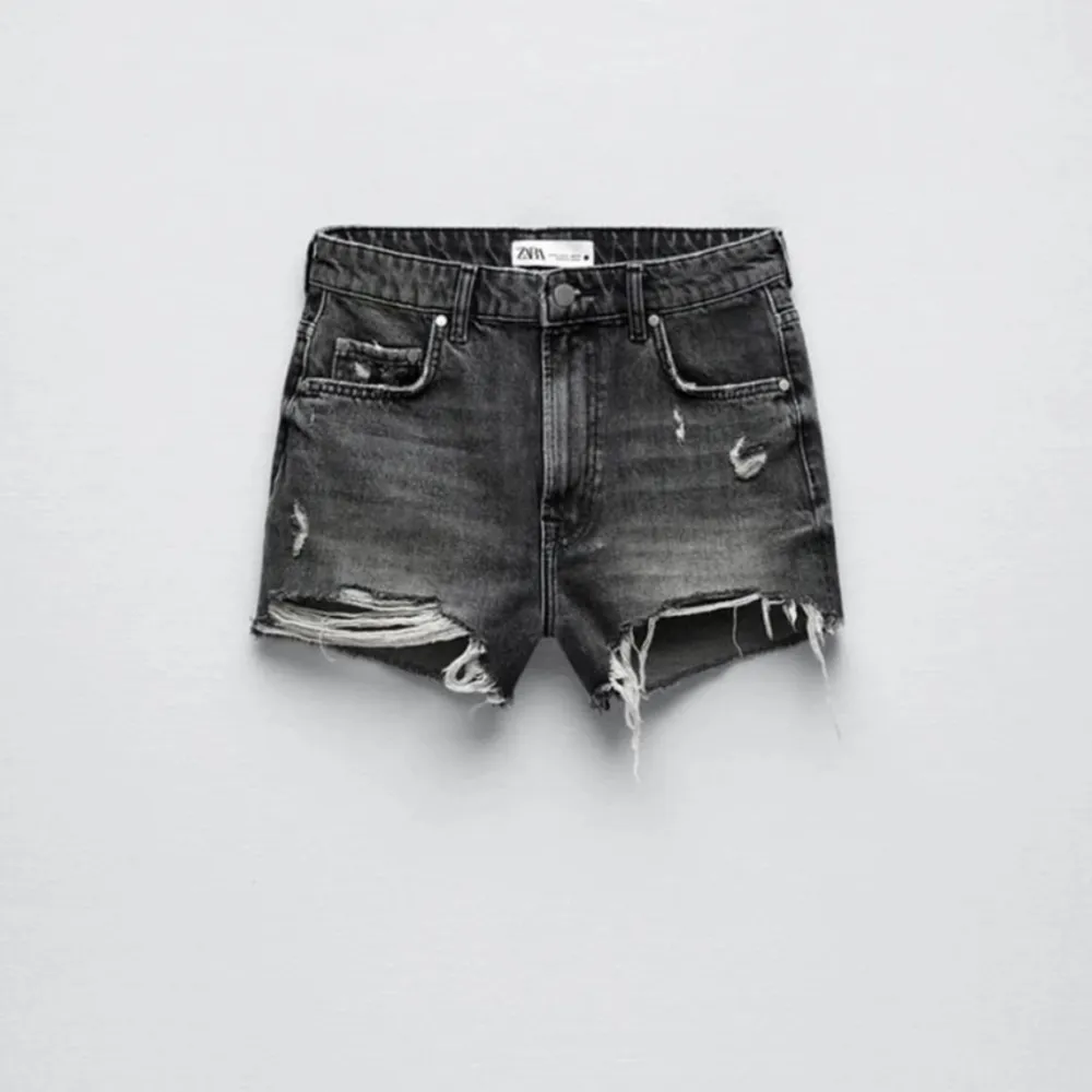 Ett par jättefina zara shorts som är slutsålda och inte säljs längre , perfekt nu till  sommaren . Shorts.