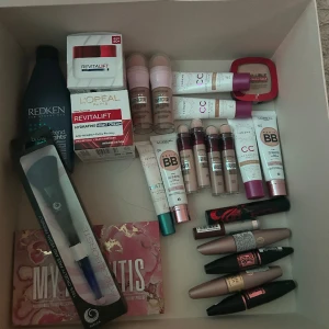 Massa smink - Säljer massa smink, allt är nytt oanvänt ( kvitto Finns ) så har lagt ihop lite olika paket. Går även att välja ut lite själv Paket 1 nypris 2450, nu 800. Paket två 1350 700 paket 3 1100 nu 500. Kan diskuteras. 