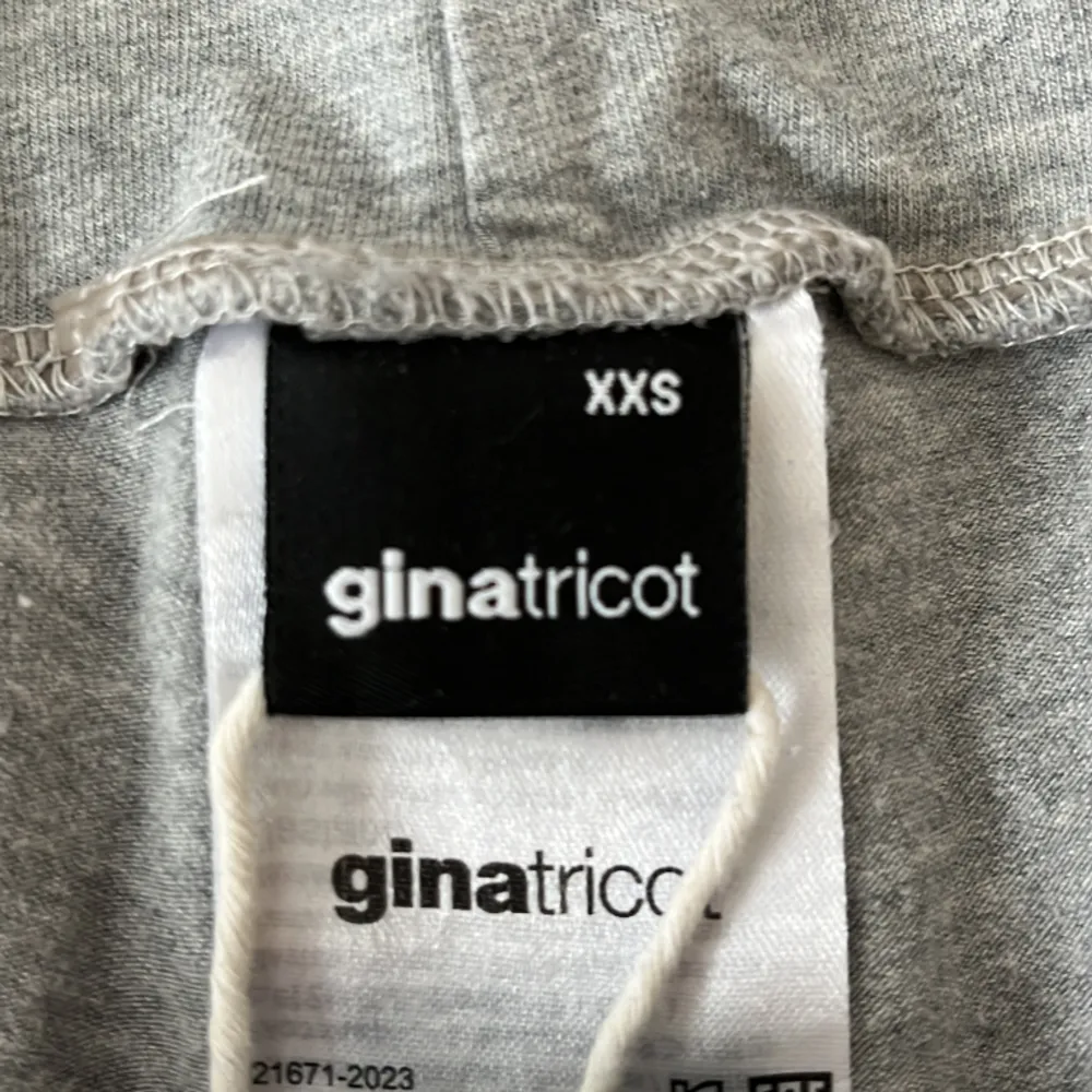 Säljer dessa fina och sköna yoga pants från ginatricot i storlek XXS. köpte för kanske en mådand sen, jättebra skick. Säljer för att de inte kommer till någon användning, nypris 359🩷. Jeans & Byxor.