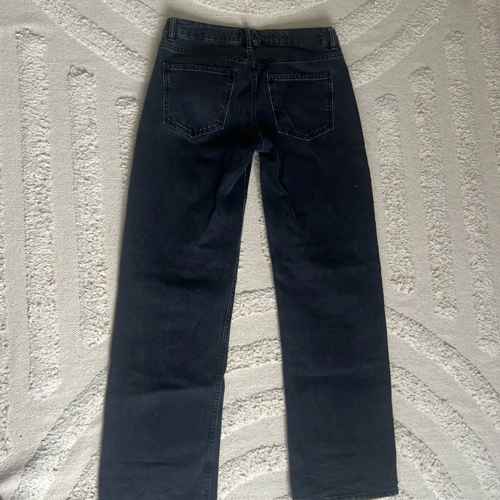 Svarta lågmidjade jeans från lager 157 i storlek s, som nya. Jeans & Byxor.