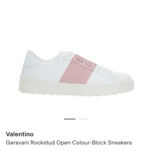 Onanvända valentino skor model Garavani rockstud open colour block sneakers Rosa säljer för att de var för små allt finns kvar låda kort snören påse svarar snabbt tar även bud vid snabb affär. 