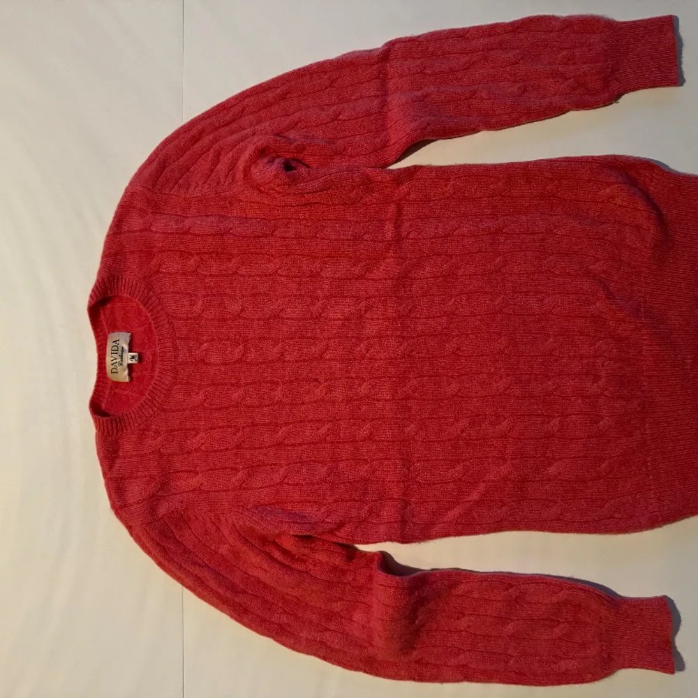 Cashmere tröja Davida i färgen corall. Underbar tröja, nytvättad, fräsch och helt noppfri. Neuleet.