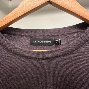 J.lindeberg sweatshirt  - J.Lindeberg sweatshirt i storlek S. Köptes för nån vecka sedan i butik men kommer inte till användning. Använd ca 3-4 gånger. Nypris ca 1400kr. Riktigt snyggt att matcha till ett par bruna Rayban boyfriend