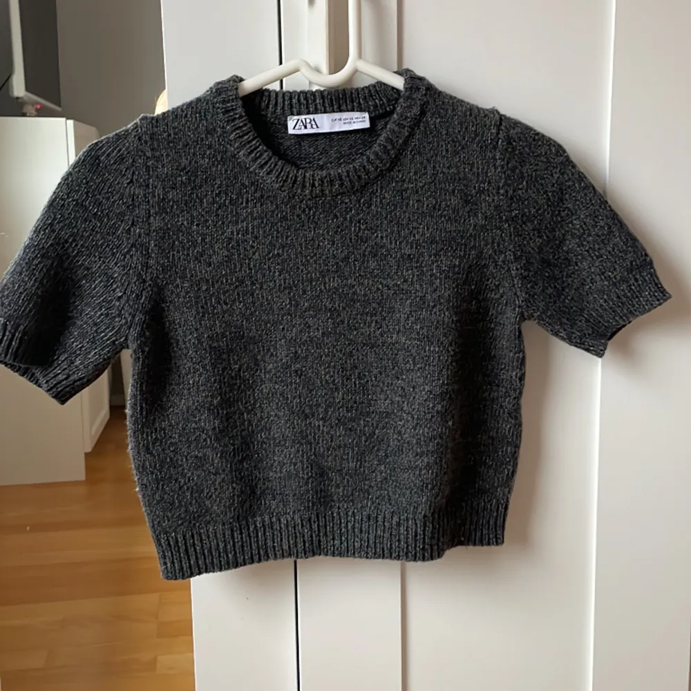 Tröjan är i xs köpt för mindre än en månad sen bara provat tröjan och den kommer inte till användning!. Neuleet.