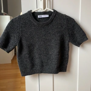 Stickad t shirt från zara - Tröjan är i xs köpt för mindre än en månad sen bara provat tröjan och den kommer inte till användning!