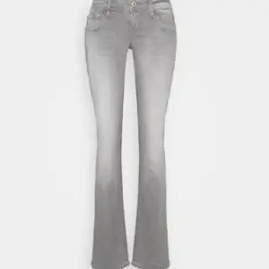 Säljer dessa LTB valerie jeans i storlek 27/32 då de tyvärr inte passar. Byxorna har slitningar möllan benen..