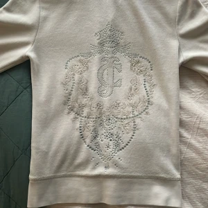 Juicy couture zip hoodie💗 - Jättefin ljusrosa Juicy couture zip up hoodie, Säljer för att jag tyvärr inte använder den lika mycket längre💗☺️💗pris+frakt