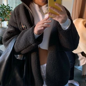 Hm jacka - Fin teddyjacka från hm, i fint skicl förutom att det är ett stort hål vid fickan (se bild 3) som lätt går att sy ihop. (