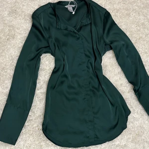 Klänning/skjorta  - Kan användas som både klänning och skjorta. Passar sorlek XS-S. Kan även pass sorlek M