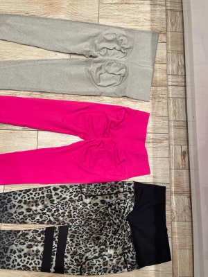 Träningskläder  - 150kr styck  Bild 1: Becha- S Rosa-S Leopard-Xs men passar S också Bild 2: Becha- samma som bild 1 Rosa- samma som bild 1 Blåa- S, lite noppriga framtill, se nästa bild 