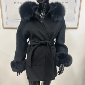 Vanessa coat black - Kappa med äkta avtagbar päls Helt ny och oanvänd finns storlek S,M&L   Ord pris 2399kr (pris kan diskuteras vid snabb affär)