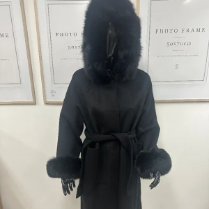 Leona Long coat black  - Lång kappa med äkta avtagbar päls   helt ny och oanvänd  (På bilden så har jag storlek M och är 170cm)  Ord pris 2799kr 