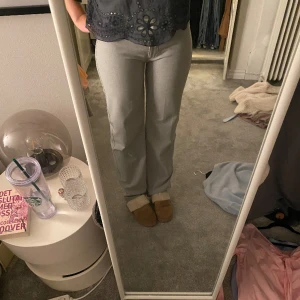 Gråa kostymbyxor - Ljusgråa raka kostymbyxor med mellanhög midja. Likadana som de krämvita, insydda så de är med en 36:a nu. Går o sprätta upp till orginal modellen. De är stretchiga o fint skick